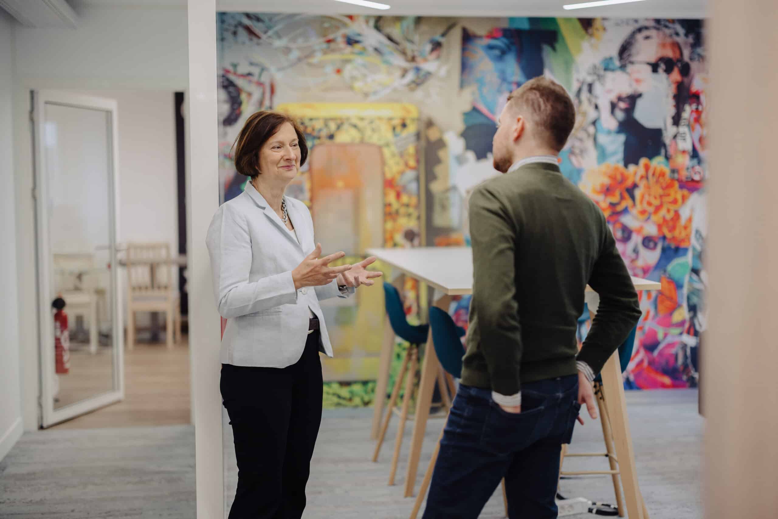 Édith Letournel, CEO de Klint, avec un consultant
